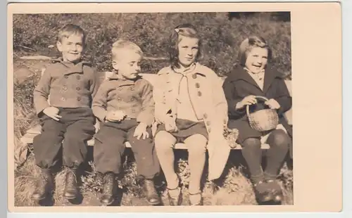 (89645) orig. Foto Kinder sitzen auf einer Bank, 1940/50er