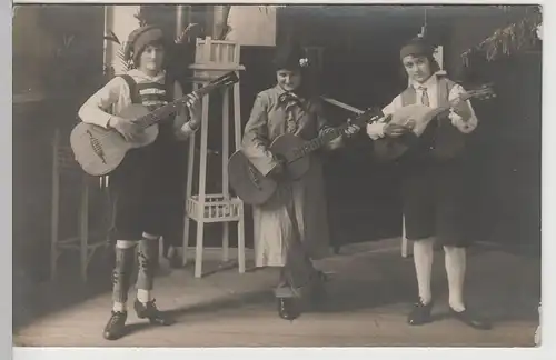 (81404) orig. Foto drei Jugendliche mit Gitarren, vor 1945