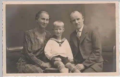 (81391) orig. Foto Familie mit Kind, Fotograf Flensburg, vor 1945