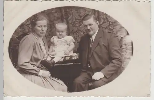 (81390) orig. Foto Familie mit Kleinkind, Fotograf Hamburg, vor 1945