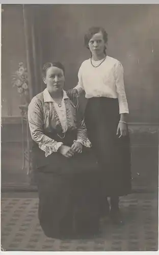 (81225) orig. Foto Frau u. junges Mädchen, Mutter u. Tochter?, v. 1945