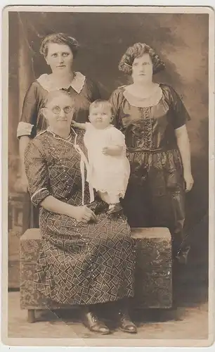 (81211) orig. Foto Frauen drei Generationen u. Kleinkind, vor 1945