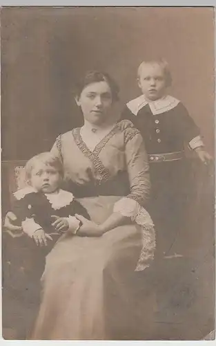 (81201) orig. Foto junge Frau mit kleinen Kindern, vor 1945