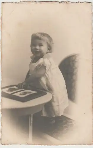 (81175) orig. Foto Kleines Mädchen Irmgard m. Fotoalbum, Hamburg, vor 1945