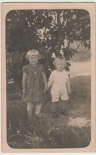 (81159) orig. Foto zwei kleine Kinder unter Fliederbaum 1930