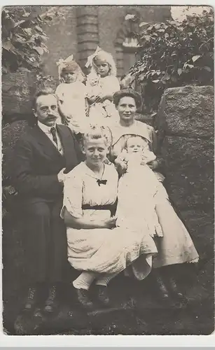 (81144) orig. Foto Paar u. vier Kinder vor Backsteingebäude, vor 1945