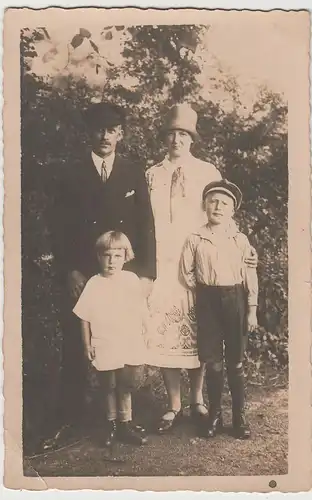 (81151) orig. Foto junges Paar und Kinder im Garten, vor 1945