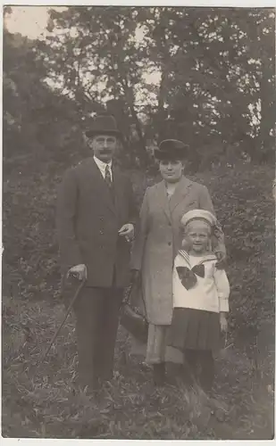 (81143) orig. Foto Paar mit Mädchen im Matrosenhemd, vor 1945