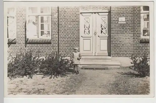 (81048) orig. Foto kleines Mädchen vor Backsteinwohnhaus, vor 1945