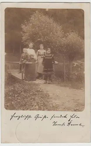 (77391) orig. Foto zwei Frauen und Kinder auf Steg an Bach 1903