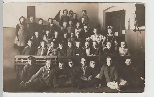 (73868) orig. Foto Gruppenbild, Kinder mit Wimpel, Schulklasse?, vor 1945