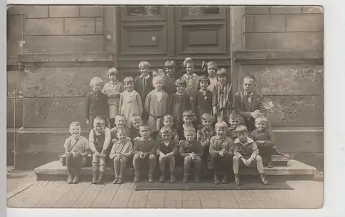 (73865) orig. Foto Gruppenbild, Kinder vor Gebäude, Schulklasse?, vor 1945