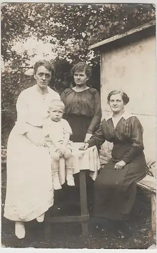 (73261) orig. Foto Damen und kleiner Junge im Garten, vor 1945