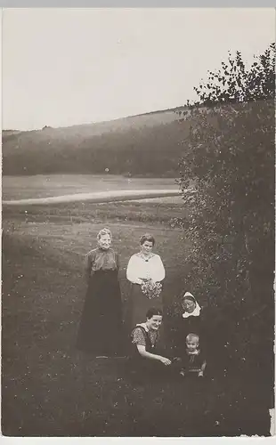 (73248) orig. Foto Damen mit Kind im Freien, Gruppenfoto vor 1945