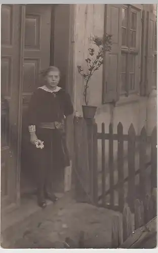 (73216) orig. Foto Mädchen vor Hauseingang, vor 1945