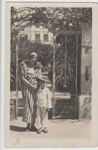 (68894) orig. Foto Frau mit kl. Junge vor Hauseingang, Rumänien?, vor 1945