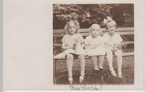 (66689) orig. Foto 3 kleine Mädels mit Blumen auf einer Bank, vor 1945