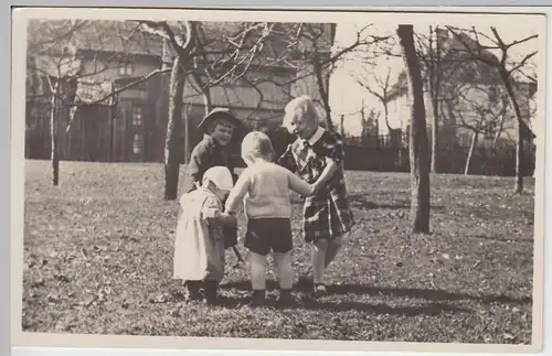 (58608) Foto AK Kinder spielen Ringelreihe hinter d. Haus