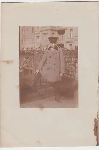 (58606) orig. Foto Junge posiert am Eisengeländer, um 1920