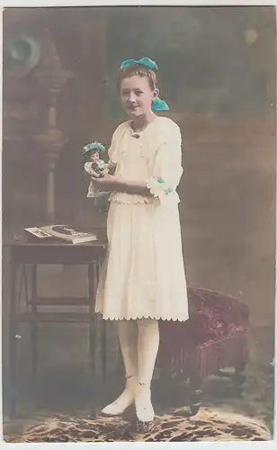 (52221) Foto AK Mädchen mit Puppe, Kabinettfoto, coloriert, vor 1945