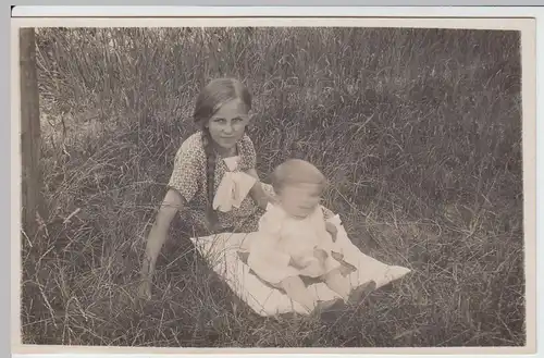 (52217) orig. Foto Mädchen mit Zopf und Baby auf Wiese, vor 1945