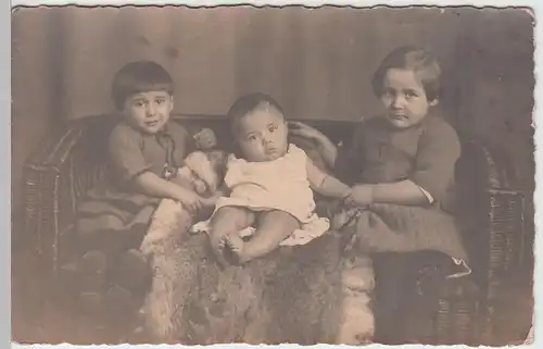 (52212) orig. Foto Kinder mit Baby auf Korbsofa, vor 1945