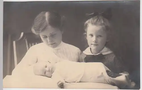 (51430) Foto AK Mutter mit Tochter und Baby, um 1920