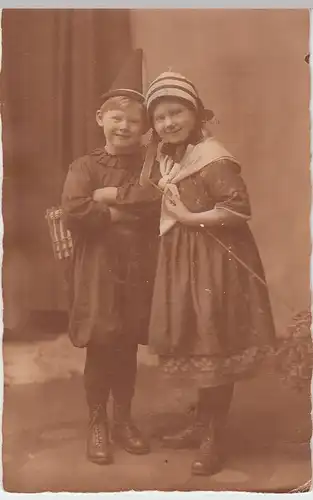 (50500) Foto AK Junge u. Mädchen in lustiger Verkleidung, vor 1945