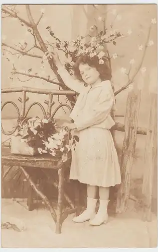 (50464) Foto AK kleines Mädchen mit Blumen, Kabinettfoto, 1906