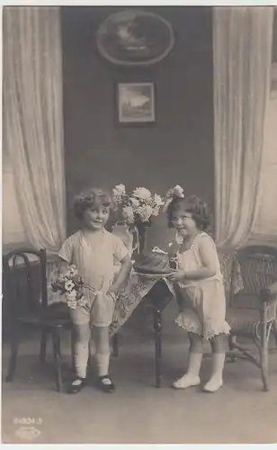 (49167) Foto AK Kinder mit Rührkuchen und Blumen, 1919