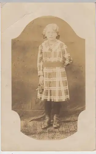 (46366) orig. Foto Mädchen im Kleid, vor 1945