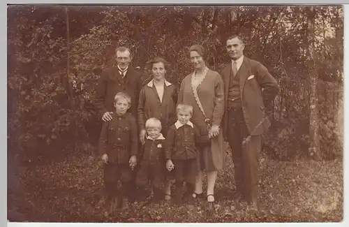 (46359) orig. Foto Personengruppe mit Kindern im Wald, vor 1945