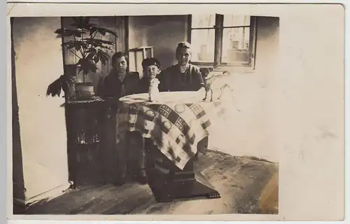 (45295) orig. Foto Frau mit Kindern und Hund am Tisch, vor 1945
