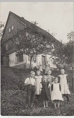 (44141) orig. Foto Kinder vor einem Wohnhaus, Fotograf Dresden, um 1920