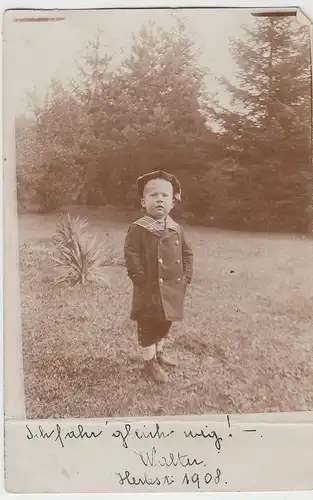 (43891) orig. Foto kleiner Junge Walter im Garten, Stempel Czernowitz 1908