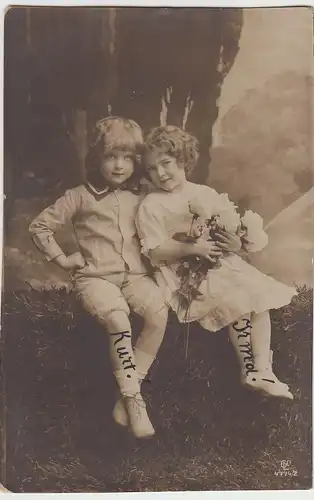 (43890) Foto AK Mädchen und Junge auf Strohballen mit Rosen 1915