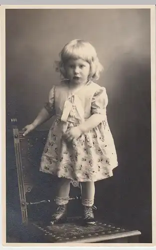 (43884) orig. Foto kleines Mädchen auf Stuhl, vor 1945