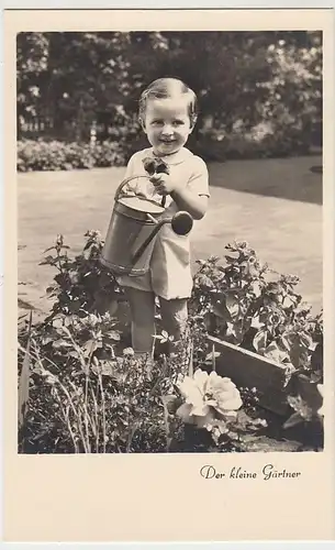 (41206) Foto AK kleiner Junge mit Gieskanne >Der kleine Gärtner< vor 1945