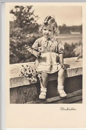 (41208) Foto AK kleines Mädchen mit Blumen >Blondköpfchen< vor 1945