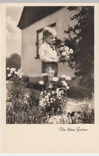 (41205) Foto AK kleiner Junge mit Blumen >Der kleine Gärtner< vor 1945