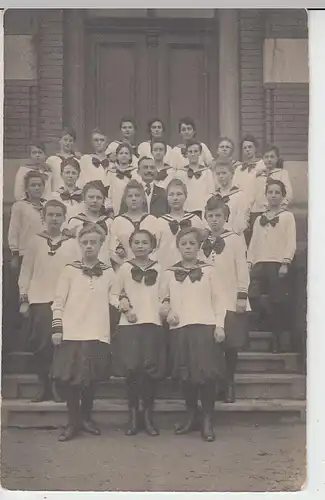 (39692) Foto AK Mädchen auf Treppe, Schulklasse 1921