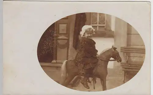 (39685) orig. Foto kleines Mädchen auf Spielzeugpferd, vor 1945