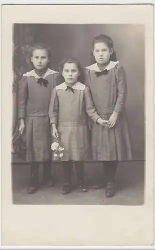 (37381) Foto AK drei kleine Mädchen, Kabinettfoto, vor 1945