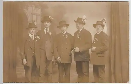 (36645) Foto AK Fünf Jungs in feiner, festlicher Kleidung, um 1920