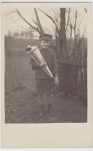 (34877) Foto AK Schulanfang, Junge mit Zuckertüte, vor 1945