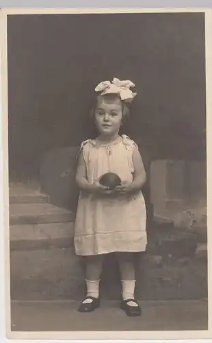 (35564) Foto AK Gretchen 1 Jahr alt, Mädchen m. Haarschleife 1920er