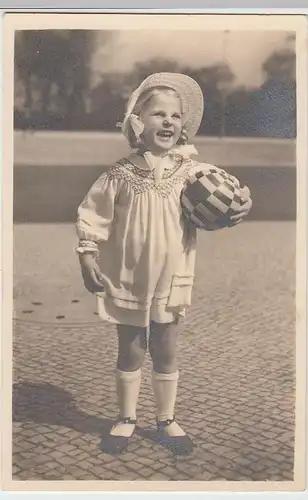 (34207) Foto AK kleines Mädchen mit Ball, Feldpost 1940er