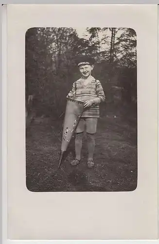 (34052) Foto AK Junge mit Zuckertüte, Mütze m. Aufschrift "Deutschland" 1920er