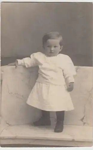 (33970) Foto AK kleines Kind auf Marmorbank, vor 1945