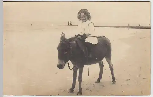 (33952) Foto AK, Norderney, kleines Mädchen reitet auf Esel am Strand, 1909